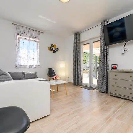 And Yasmin Guest house Miholascica