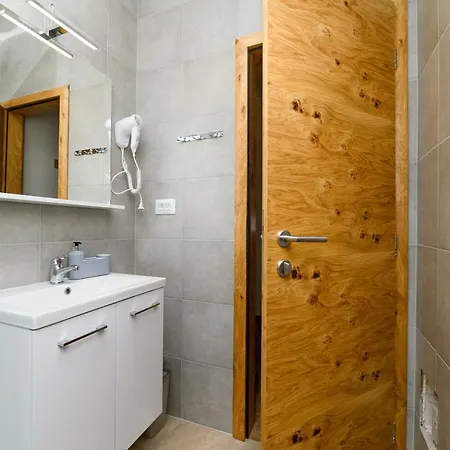 And Yasmin Guest house Miholascica