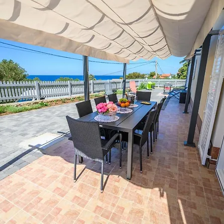 And Yasmin Guest house Miholascica